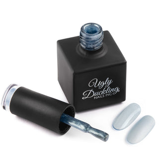 Esmalte semipermanente ojo de gato Nº 357 Blue Topaz con muestra del color en uña