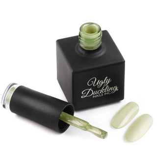 Esmalte semipermanente ojo de gato Nº 358 Peridot con muestra del color en uña